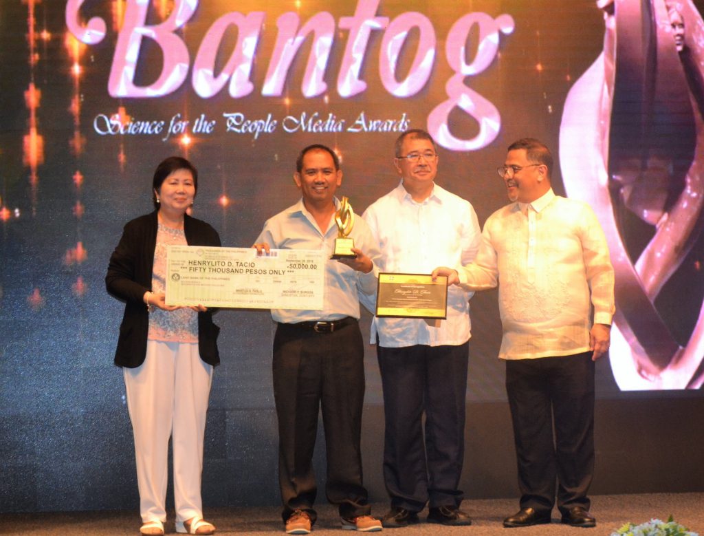 Henrylito D. Tacio receiving the Bantog Award for excellence in journalism