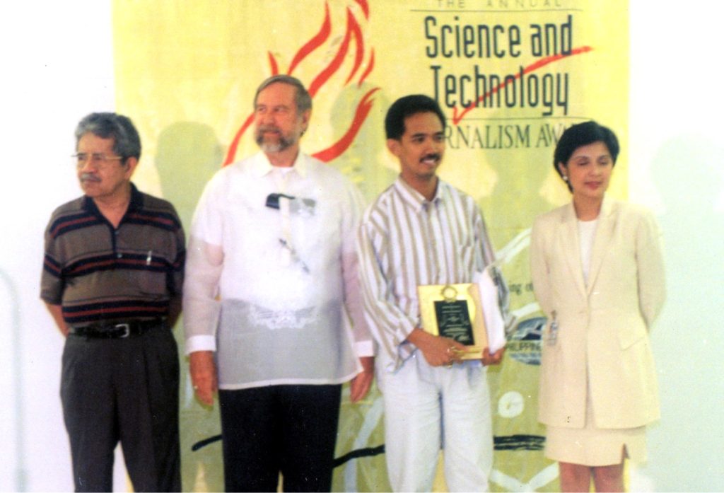 Henrylito D. Tacio receiving a Science Journalism Award for environmental reporting