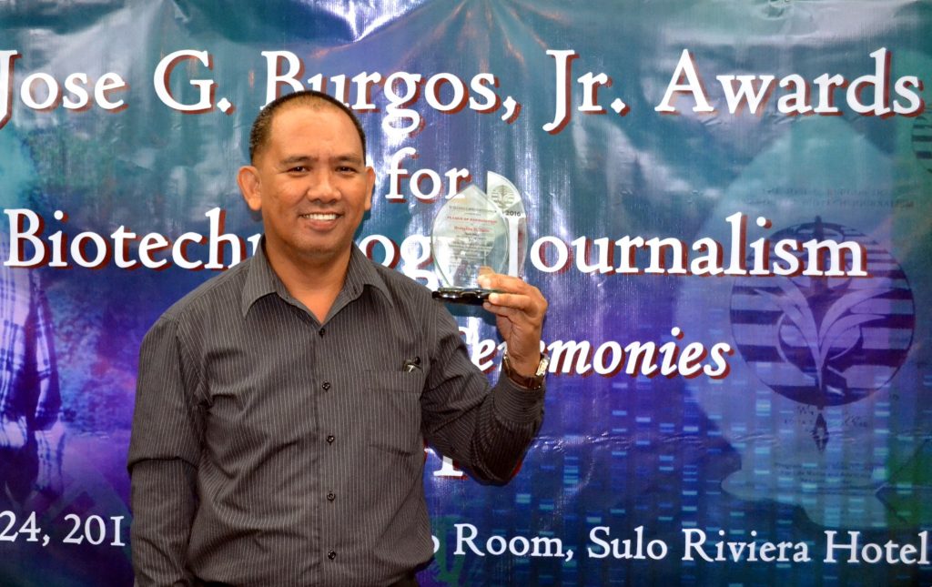Henrylito D. Tacio receiving a Biotech Journalism Award for science communication