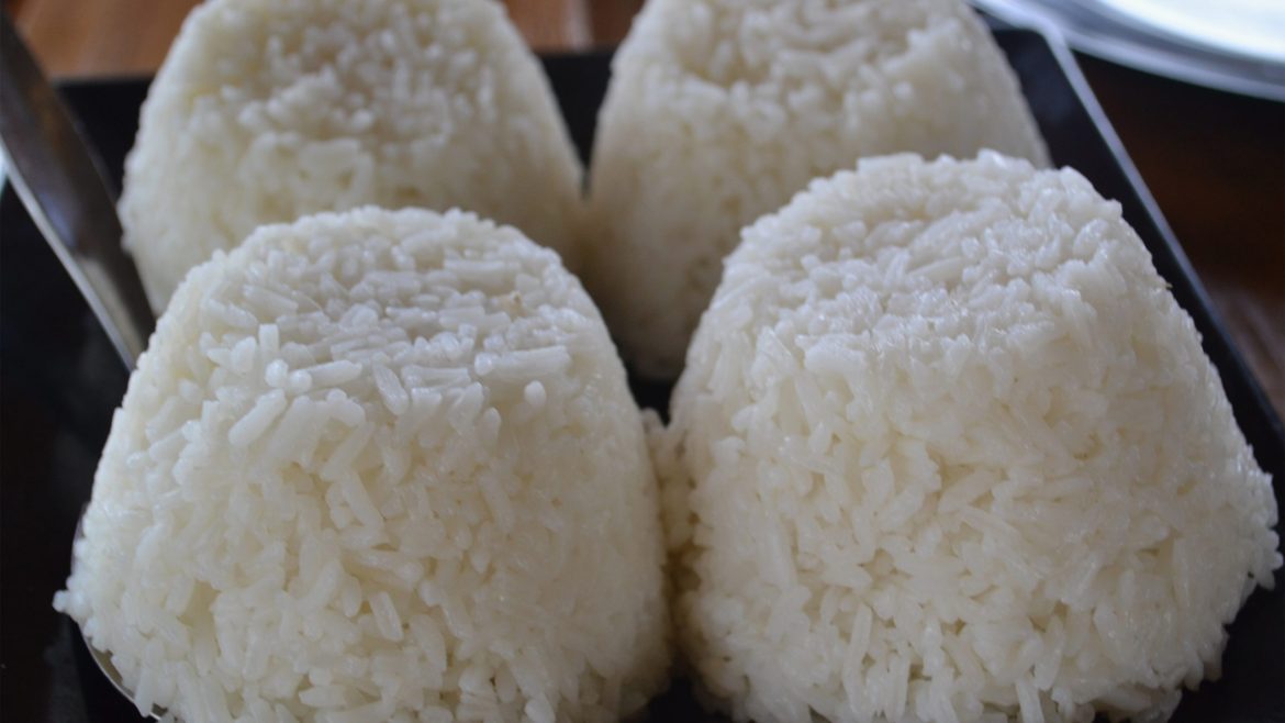 Cooked white rice portions showing the importance of limiting rice intake for diabetics
