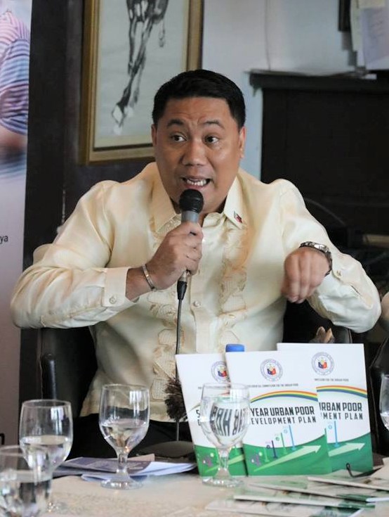 Randy Halasan speaking about leadership and development in Davao City