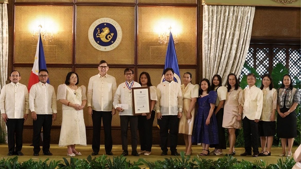 Officials pose at Malacañang Palace during the awarding of the PH satellite rice monitoring system for winning a top civil service honor.
