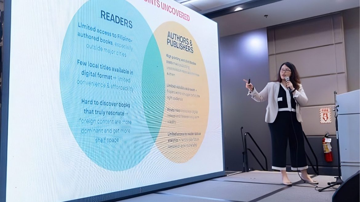 REKO founder presents the platform’s vision to improve local books access during a sustainability pitch event.