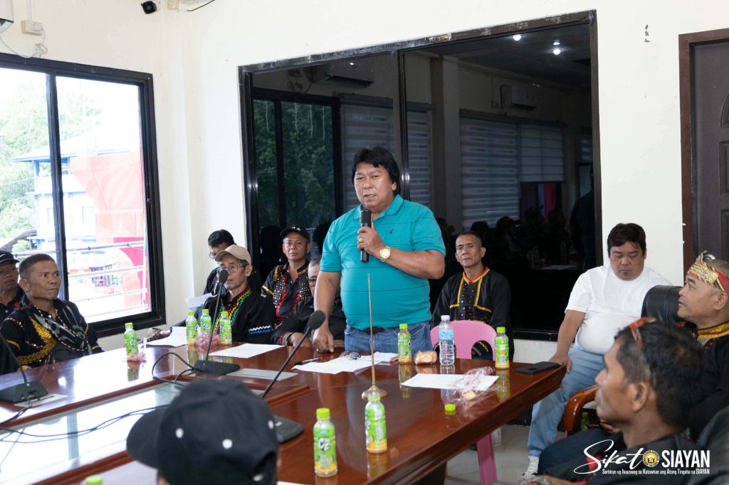 Mayor and community leaders discussing poverty reduction strategies during the Siayan initiative launch