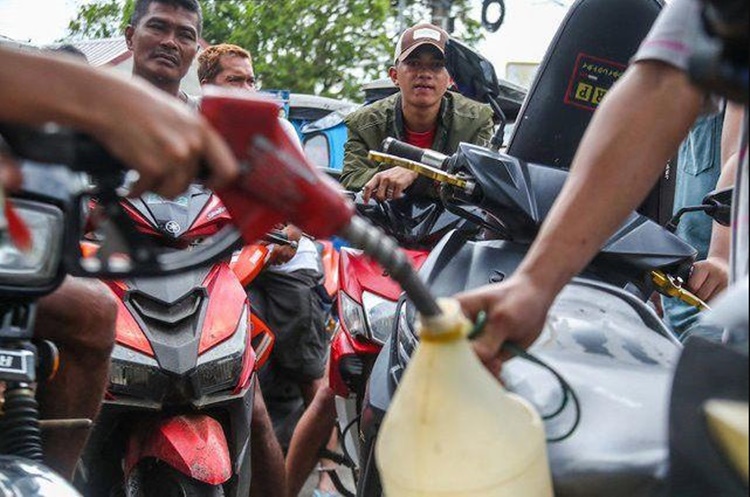 Motorists refueling amid rising oil prices in the Philippines