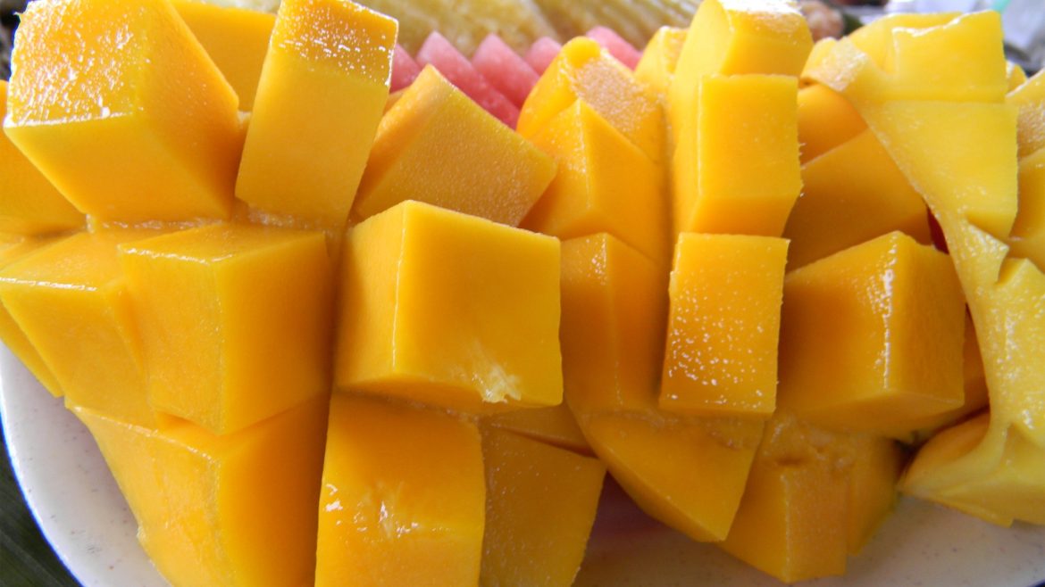 Ripe mango slices stored properly to extend shelf life of mango