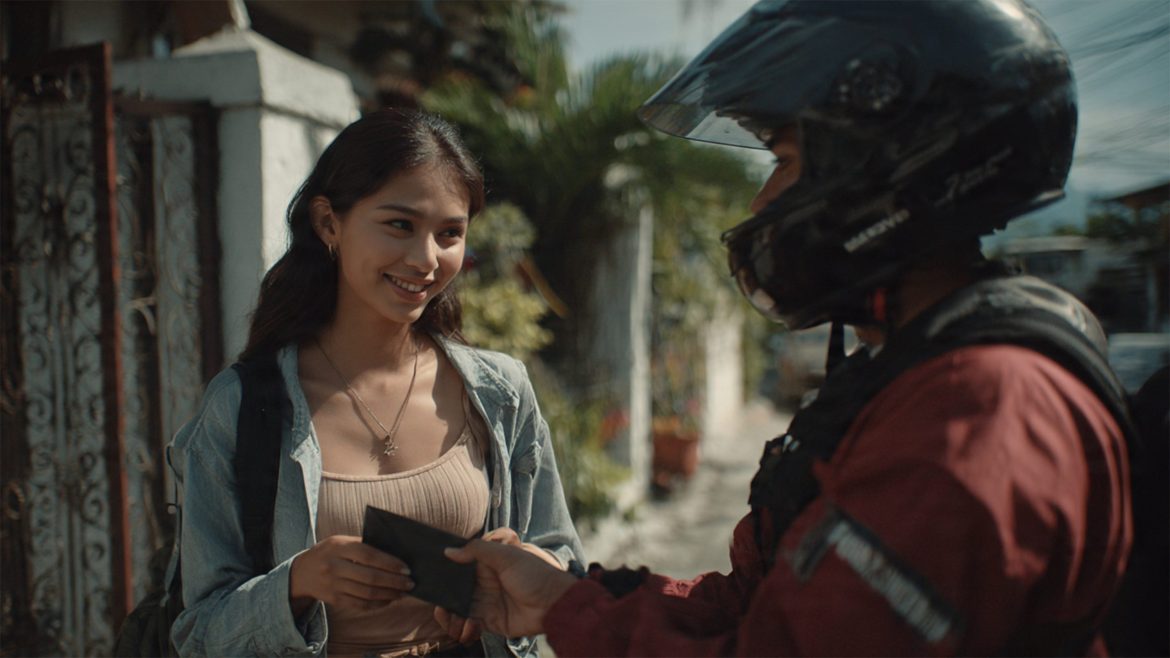 Delivery rider returns a cash-filled pouch to a Filipina woman outside her home in a viral rider honesty story