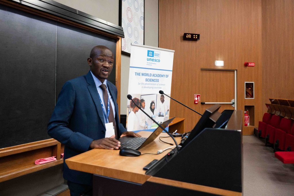 An IPCC-affiliated expert delivers remarks during the TWAS climate training workshop